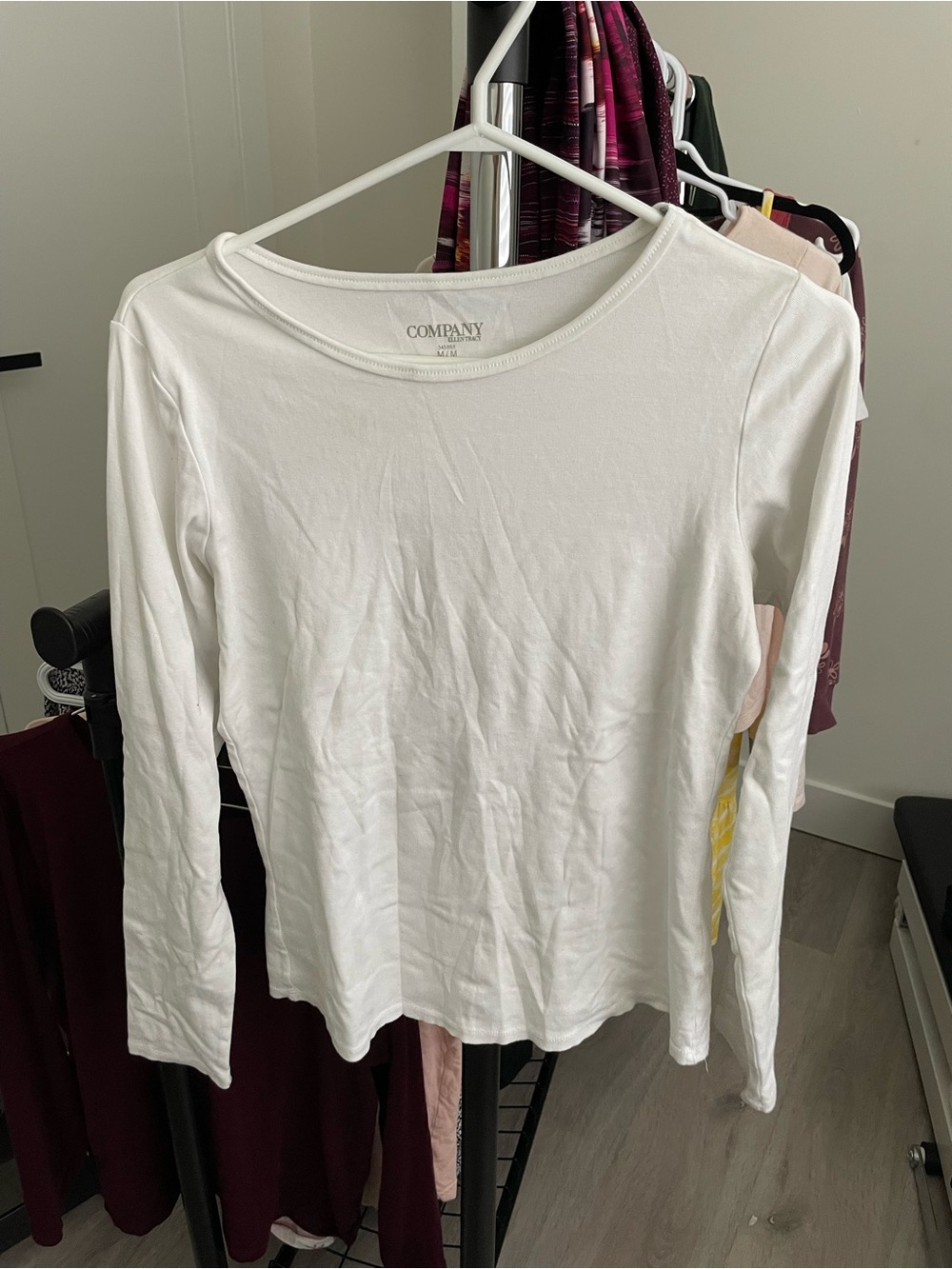 33 Ellen Tracy White Long Sleeve Crewneck Top